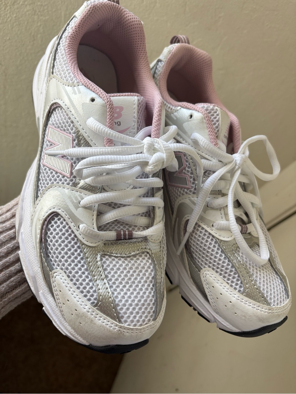 New Balance 530 Women's White and Light Pink Running Sneakers - Picture 2 of 3